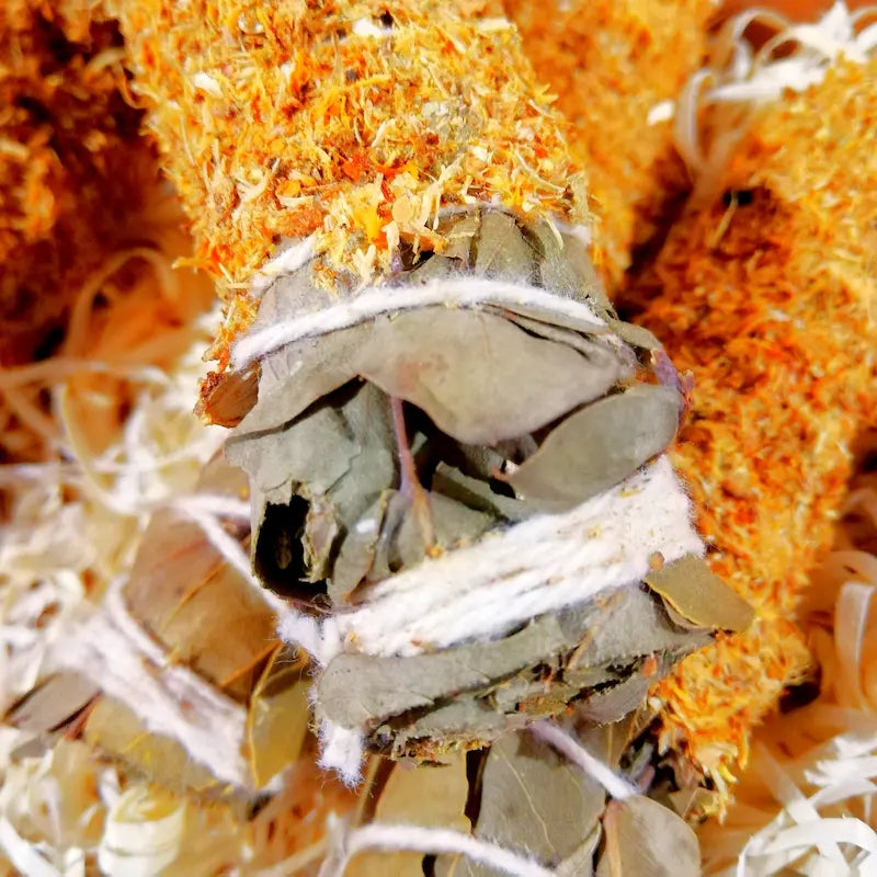 El aroma de Caléndula y Manzanilla es un tierno y luminoso abrazo para el alma. Esta deliciosa combinación actúa como un bálsamo dorado que disuelve la rigidez, calma los corazones abrumados y envuelve tus espacios en una atmósfera de calidez, inocencia y profunda protección, similar a la caricia de los primeros rayos de sol de la mañana.