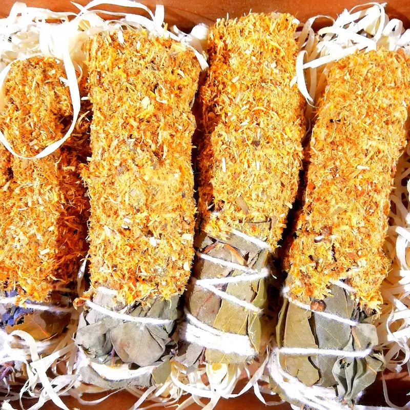 El aroma de Caléndula y Manzanilla es un tierno y luminoso abrazo para el alma. Esta deliciosa combinación actúa como un bálsamo dorado que disuelve la rigidez, calma los corazones abrumados y envuelve tus espacios en una atmósfera de calidez, inocencia y profunda protección, similar a la caricia de los primeros rayos de sol de la mañana.