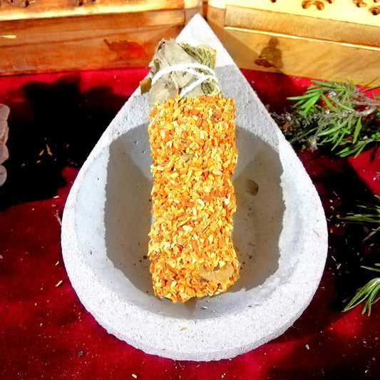 El Palo Santo, conocido ancestralmente como "madera sagrada", es uno de los purificadores energéticos más poderosos de la naturaleza. Originario de América del Sur, su inconfundible aroma dulce, amaderado y sutilmente cítrico actúa como un escudo inmediato en tu hogar. Es la esencia perfecta para transmutar las bajas vibraciones, proteger tu espacio de influencias indeseadas y restaurar una atmósfera de paz, sanación y luz. 