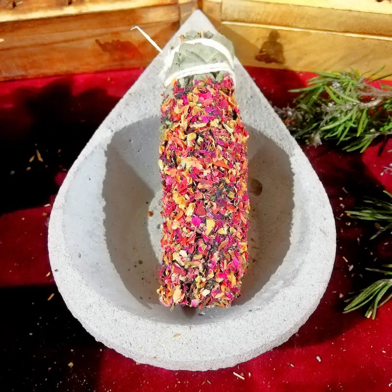 El aroma de Rosa es la máxima expresión de la alta vibración, la belleza y la apertura del corazón. Su fragancia floral, dulce y deliciosamente penetrante actúa de inmediato sobre el alma, disipando la melancolía y el cansancio emocional. Es la esencia perfecta para envolver tu hogar en una atmósfera de pura luz, donde el amor propio y la armonía fluyen de manera natural.