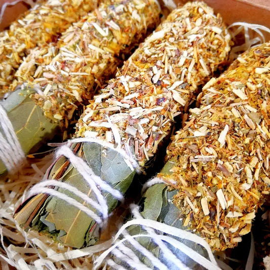 El Aroma de Ruda es el guardián energético por excelencia para tu hogar. Elaborado con extractos y aceites esenciales de esta planta sagrada, su aroma herbal y penetrante actúa como un escudo inmediato contra las bajas vibraciones. Es el aliado definitivo si notas el ambiente pesado, si las cosas no fluyen en casa o si simplemente buscas restaurar la armonía y la frescura en tu espacio.