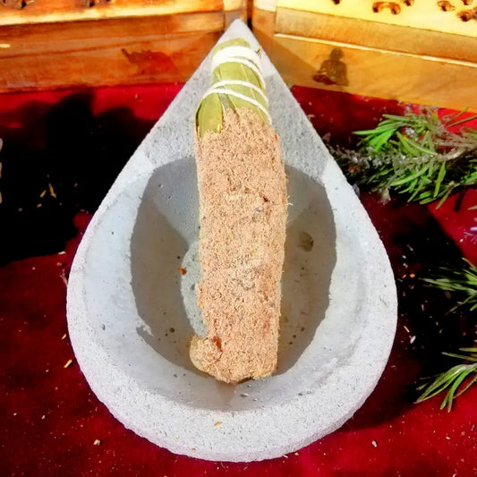 El aroma de Sándalo es una de las fragancias más sagradas, nobles y antiguas del mundo. Con sus notas cálidas, amaderadas y sutilmente suaves, esta esencia tiene una vibración espiritual altísima, capaz de limpiar el ruido mental de inmediato. Es el aroma perfecto si buscas transformar tu espacio en un lugar de respeto, calma profunda y claridad, elevando la energía ambiental hacia la armonía absoluta.