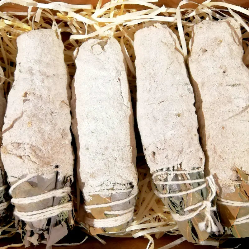 El aroma de Yagra es sinónimo de magnetismo, opulencia y poder espiritual. Originaria de la India, esta resina sagrada desprende una fragancia suave, mística y con un sutil toque cítrico que tiene la propiedad única de sintonizar con la vibración de la riqueza. Es la esencia perfecta para realizar limpiezas energéticas profundas en el hogar o negocio, destinadas a romper bloqueos y abrir las puertas al éxito y la fortuna. 