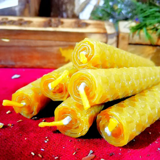 Un pilar de luz dorada y profunda energía para sostener tus rituales más potentes en los días maestros. Potencia tus intenciones con nuestras Velas de Miel de 1.5.x10cm. Elaboradas a mano con cera de abeja pura, su formato grande y de larga duración es ideal para los rituales de abundancia y apertura de caminos de los días 11 y 22.