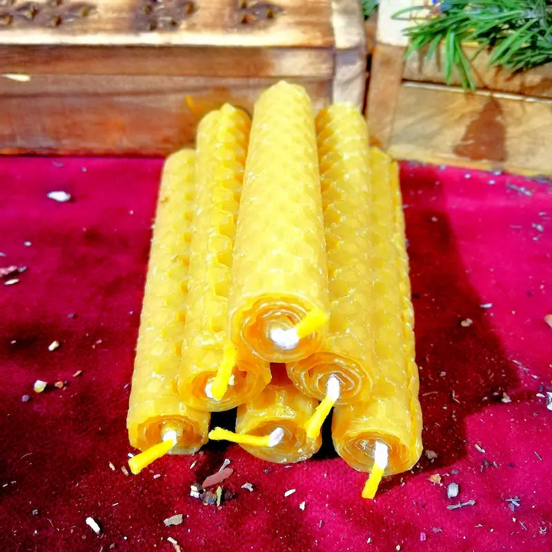 Un pilar de luz dorada y profunda energía para sostener tus rituales más potentes en los días maestros. Potencia tus intenciones con nuestras Velas de Miel de 1.5.x10cm. Elaboradas a mano con cera de abeja pura, su formato grande y de larga duración es ideal para los rituales de abundancia y apertura de caminos de los días 11 y 22.