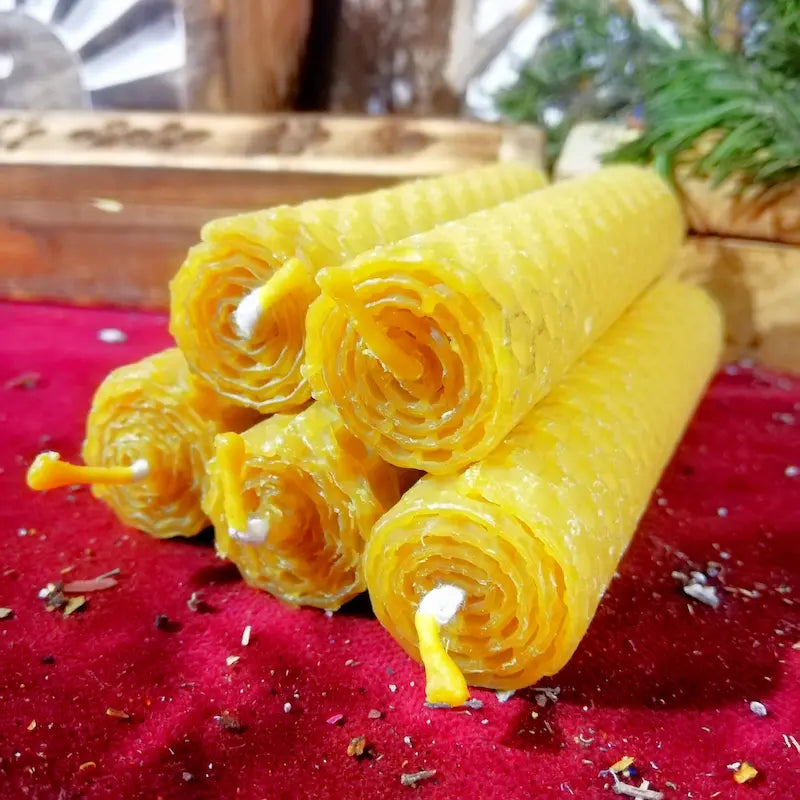 Un pilar de luz dorada y profunda energía para sostener tus rituales más potentes en los días maestros. Potencia tus intenciones con nuestras Velas de Miel de 2.x10cm. Elaboradas a mano con cera de abeja pura, su formato grande y de larga duración es ideal para los rituales de abundancia y apertura de caminos de los días 11 y 22.