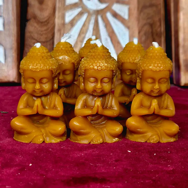 Invoca la serenidad, la iluminación y la dulce abundancia en las fechas clave de manifestación. Profundiza en tu práctica espiritual con nuestras Velas de Buda de Miel y Cera de Abeja. Creadas artesanalmente para ser encendidas los días 11 y 22, combinan la energía de paz de Buda con la pureza de la colmena para aquietar la mente, elevar tu vibración y atraer la fortuna.
