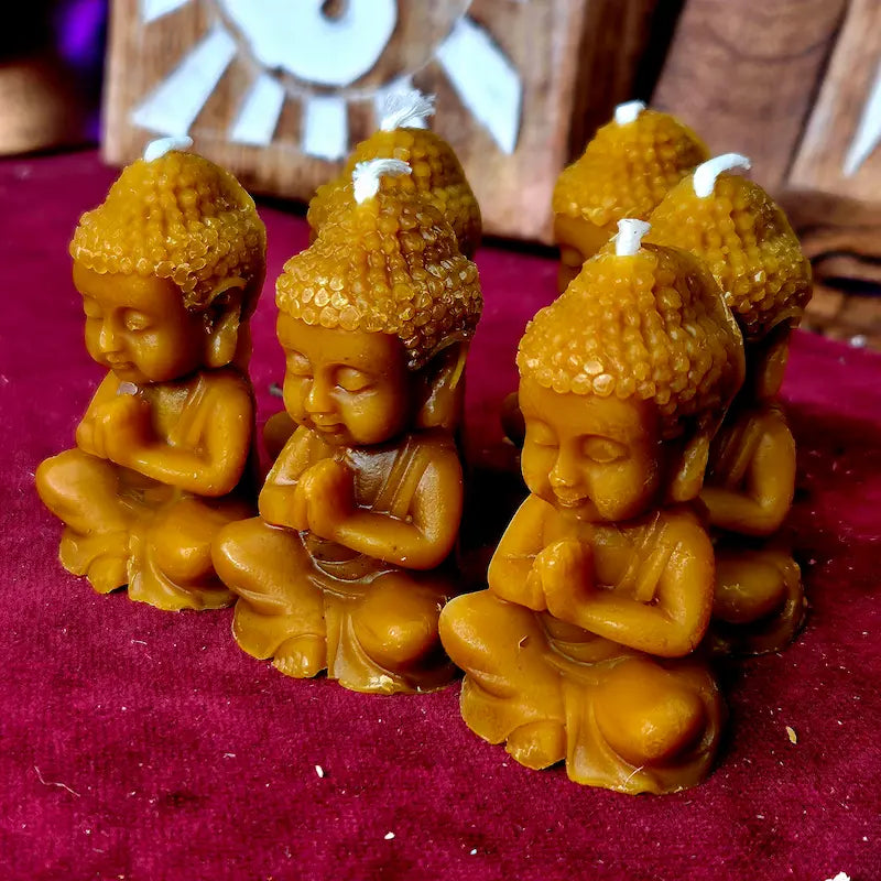 Invoca la serenidad, la iluminación y la dulce abundancia en las fechas clave de manifestación. Profundiza en tu práctica espiritual con nuestras Velas de Buda de Miel y Cera de Abeja. Creadas artesanalmente para ser encendidas los días 11 y 22, combinan la energía de paz de Buda con la pureza de la colmena para aquietar la mente, elevar tu vibración y atraer la fortuna.
