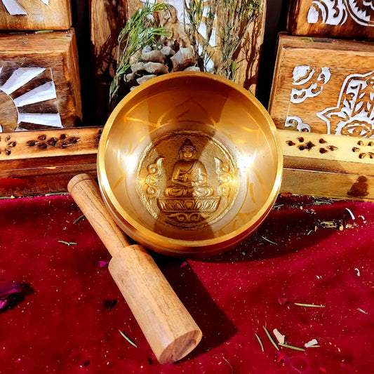 Eleva tu práctica meditativa con nuestro Cuenco Tibetano Dorado de 7 Metales. Forjado artesanalmente con una aleación tradicional planetaria, emite un sonido rico y sostenido que disipa el estrés, limpia el campo energético y sintoniza cuerpo y mente.