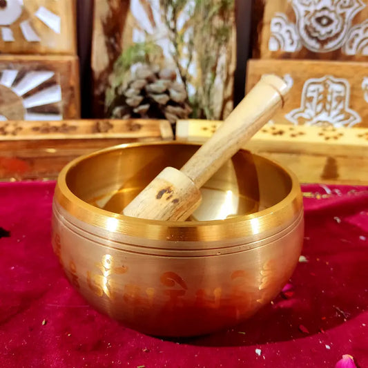 Eleva tu práctica meditativa con nuestro Cuenco Tibetano Dorado de 7 Metales. Forjado artesanalmente con una aleación tradicional planetaria, emite un sonido rico y sostenido que disipa el estrés, limpia el campo energético y sintoniza cuerpo y mente.