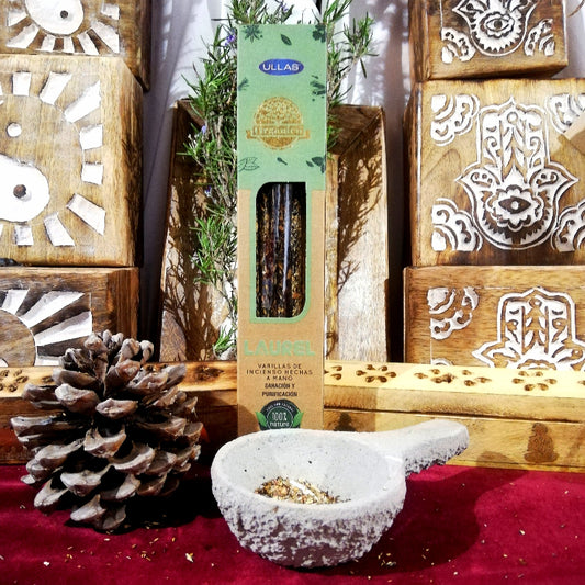 Incienso natural de Laurel aroma fresco y herbáceo que purifica energías y favorece la concentración. Aroma natural y fresco ideal para rituales, meditación y bienestar.