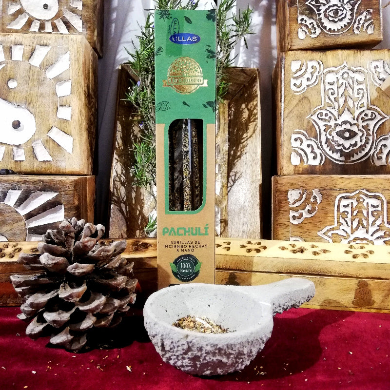 Incienso natural Patchouli aroma terroso y cálido que relaja, potencia el amor la pasión, mejora la concentración. Aroma terroso y envolvente para rituales y bienestar