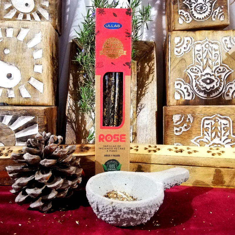 Incienso natural Rosa floral y dulce que fomenta amor, pasión y alegría. Ideal para rituales románticos, meditación y crear un ambiente armonioso y positivo.