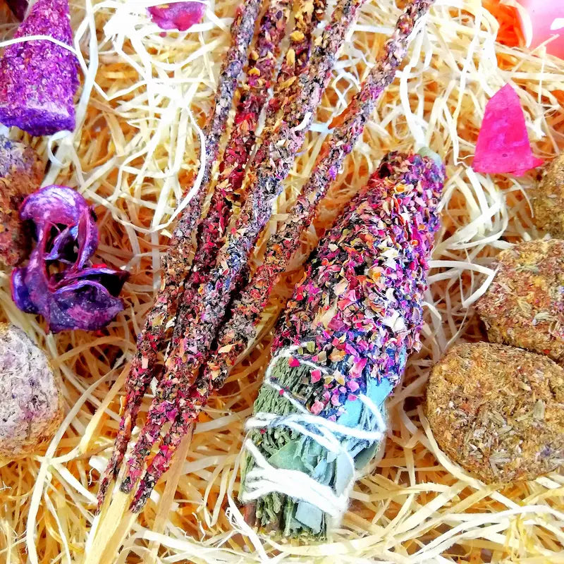Kit ritual de inciensos con pétalos rosas, ideal para atraer amor, armonía, pasión y bienestar emocional en tu hogar o ritual personal. Con aromas y hierbas naturales, arcania artesania.