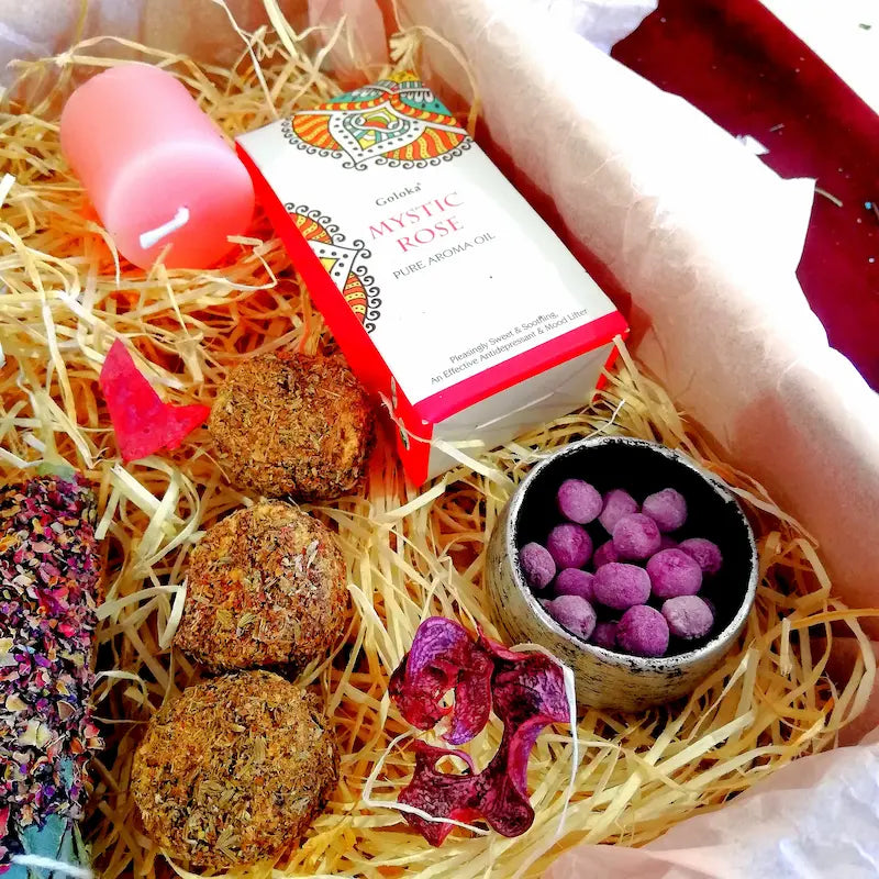 Kit ritual de inciensos con pétalos rosas, ideal para atraer amor, armonía, pasión y bienestar emocional en tu hogar o ritual personal. Con aromas y hierbas naturales, arcania artesania.