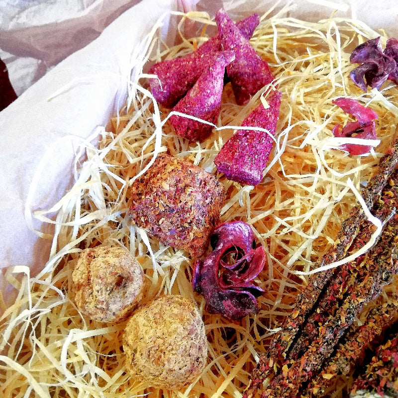 Kit ritual de inciensos con pétalos rosas, ideal para atraer amor, armonía, pasión y bienestar emocional en tu hogar o ritual personal.