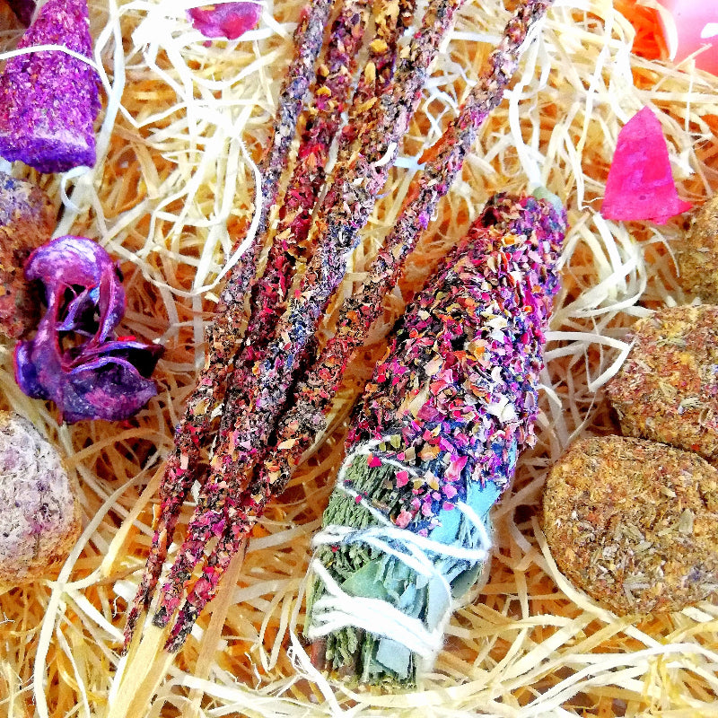 Kit ritual de inciensos con pétalos rosas, ideal para atraer amor, armonía, pasión y bienestar emocional en tu hogar o ritual personal.