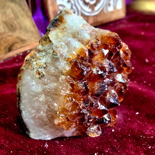 Drusa de Citrino con base 319g – Energía Positiva, Abundancia y Vitalidad