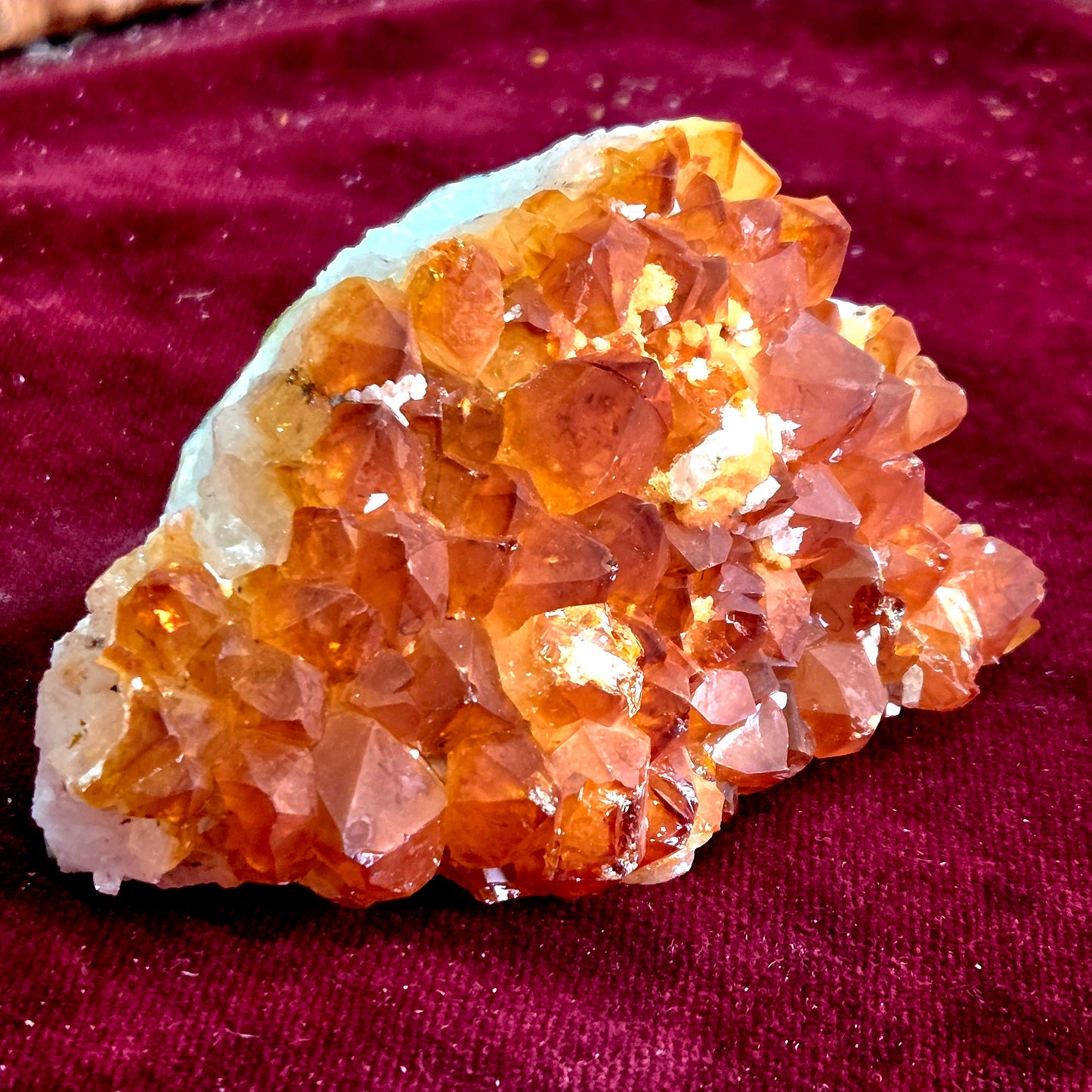 Drusa de Citrino con base 394g – Energía Positiva, Abundancia y Vitalidad