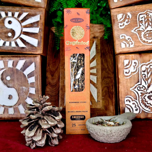 varillas de incienso de Oudh (conocido también como madera de Agar) es uno de los tesoros olfativos más valiosos, raros y majestuosos del mundo. Considerado desde tiempos ancestrales como un incienso sagrado, hecho a mano, arcania artesanía