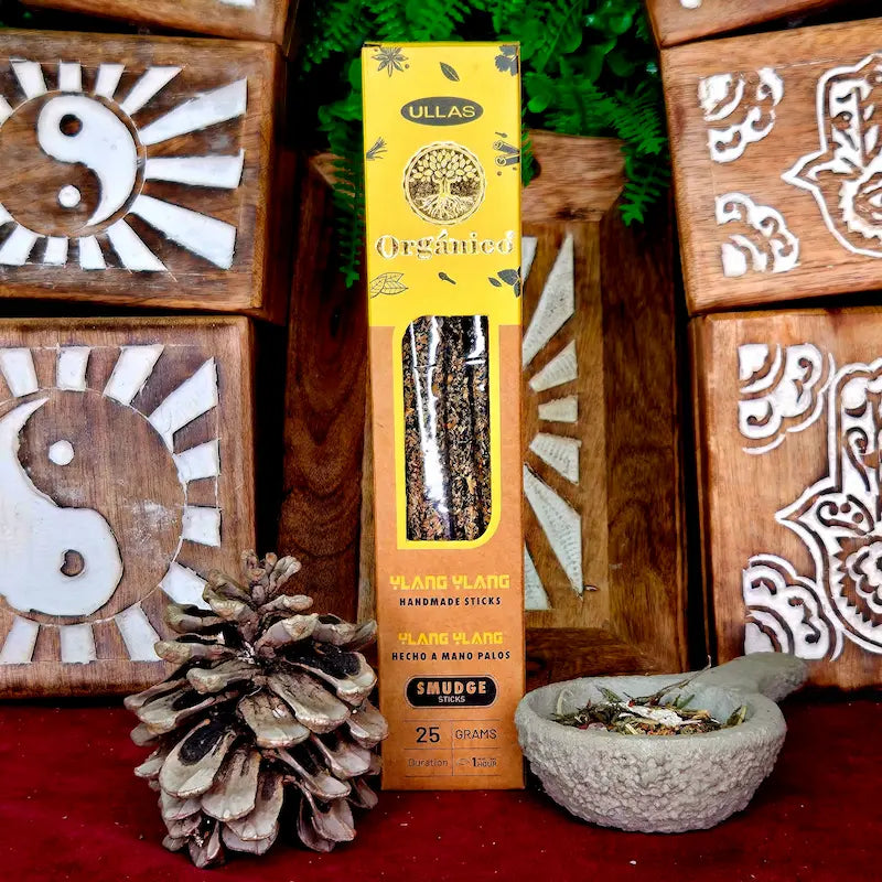 varillas de incienso de Ylang Ylang, conocido como la "flor de flores", es una explosión de magnetismo, dulzura y poder floral. hecho a mano arcania artesania